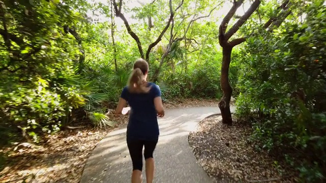 一名女子清晨跑步的视频视频素材