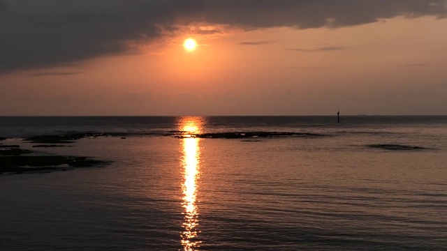 冲绳Chatan海岸的日落景色视频素材