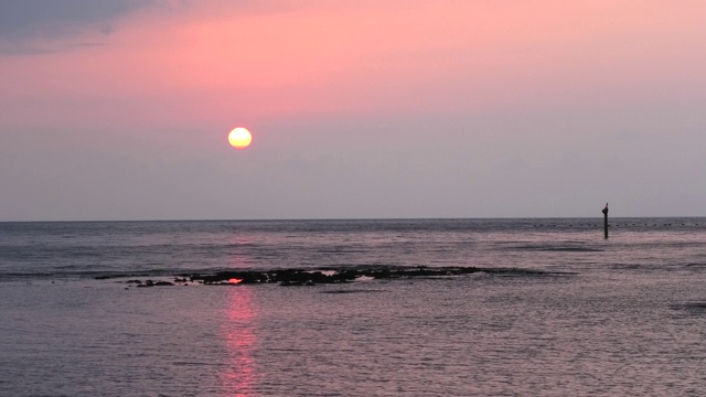 冲绳Chatan海岸的日落景色视频素材