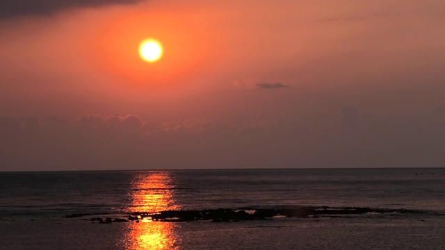 冲绳Chatan海岸的日落景色视频素材