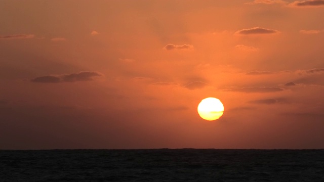 冲绳乌拉佐西海岸的夜景视频素材