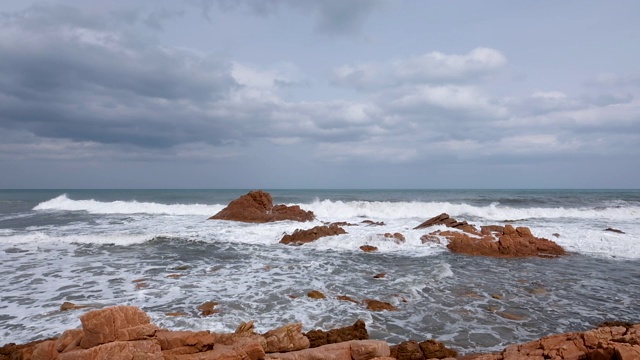 意大利撒丁岛苏西尔伯尼海滩的海浪视频素材