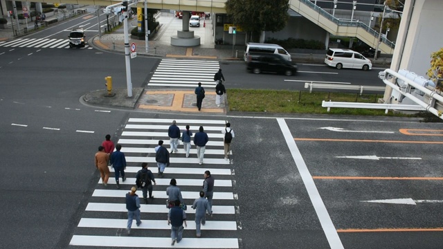 日本人和外国人下班后走十字路口回家视频素材