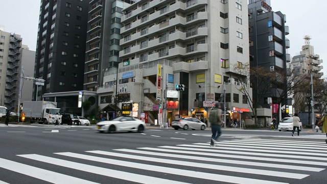 日本人下班后走十字路口回家视频素材