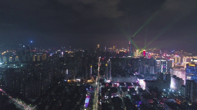 照亮深圳城市夜景。福田区和罗湖区。广东,中国视频素材