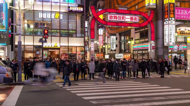 时光流逝:东京新宿歌舞伎町挤满了行人和游客视频素材