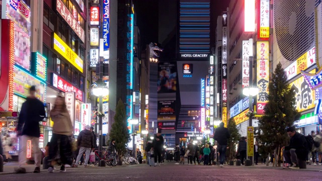 时光流逝:东京新宿歌舞伎町挤满了行人和游客视频素材