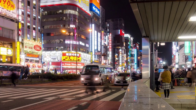 时光流逝:东京新宿歌舞伎町挤满了行人和游客视频素材