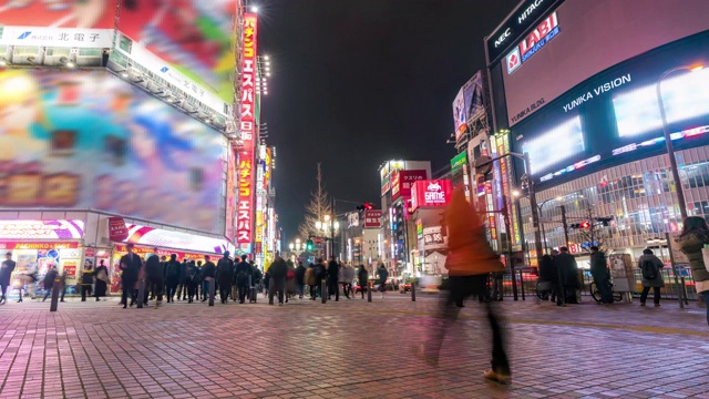 时光流逝:东京新宿歌舞伎町挤满了行人和游客视频素材