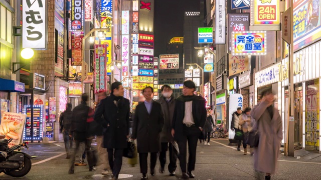 时光流逝:东京新宿歌舞伎町挤满了行人和游客视频素材