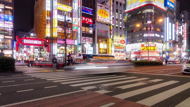 时光流逝:东京新宿歌舞伎町挤满了行人和游客视频素材