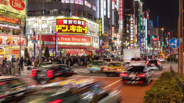 时光流逝:东京新宿歌舞伎町挤满了行人和游客视频素材