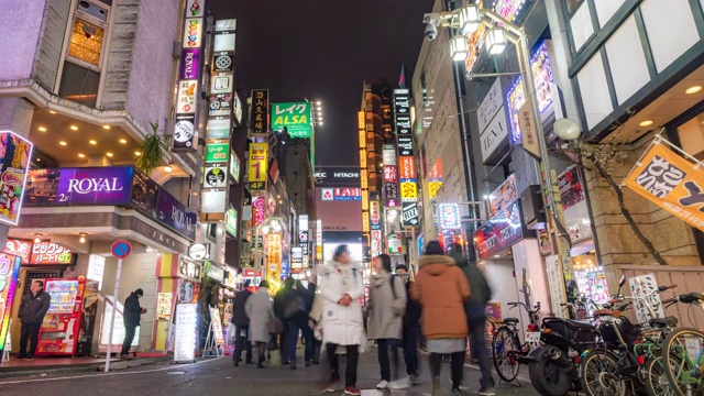 时光流逝:东京新宿歌舞伎町挤满了行人和游客视频素材