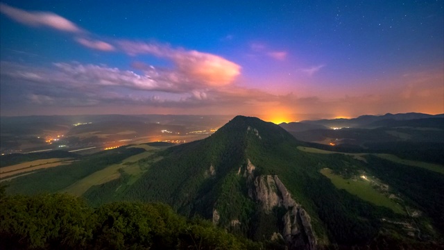 云在夜景上流动视频素材