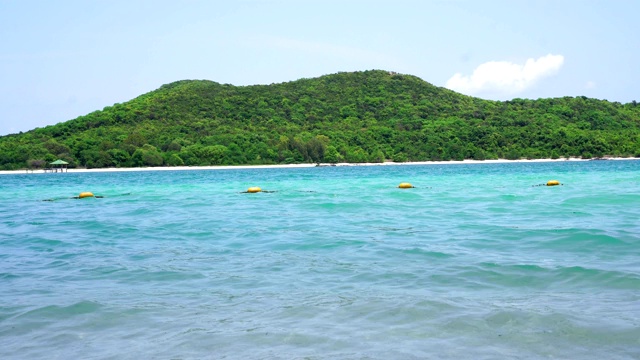 假日休闲度假海滩概念。美丽的热带海岛在Samsarn岛Sattahip，泰国。大自然的蓝色海洋，干净的海滩，夏日的天空，清澈的风景。视频素材