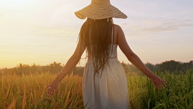 性感的年轻女人在白色的裙子享受在美丽的夏天日落紫罗兰薰衣草filed。年轻的女性享受自然和阳光在秸秆田。视频素材