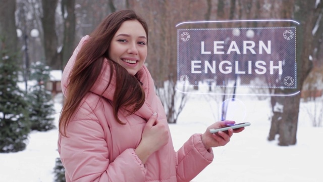 有全息图的红发女孩学英语视频素材