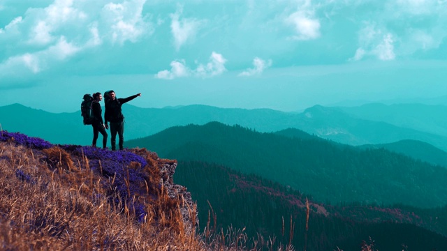 这对夫妇在风景如画的山上散步视频素材