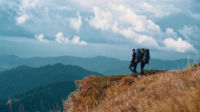 男人和女人走在风景如画的山上视频素材