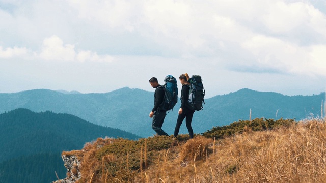 那个背着背包的女人和男人站在山上视频素材