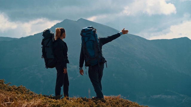 男人和女人站在风景如画的山上视频素材