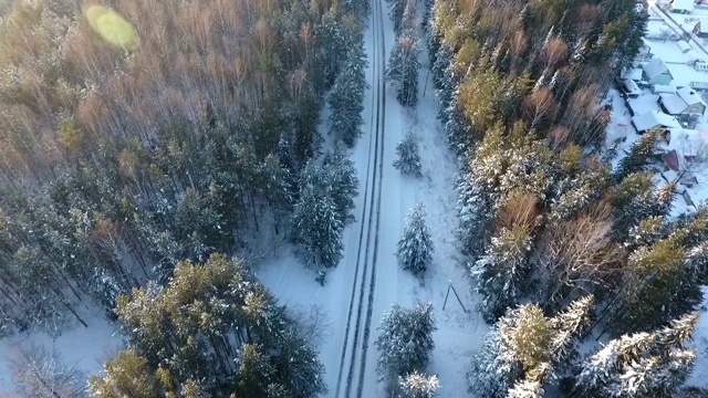 航拍的冬天的道路在树林视频素材