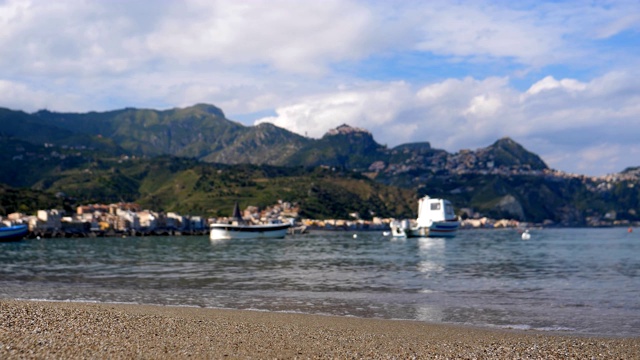 意大利海滨海滩，海上船只和山脉模糊视频素材