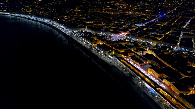 4K航拍夜尼斯法国步道，地中海和机场视图。法国城市夜景。夜市鸟瞰图。视频素材