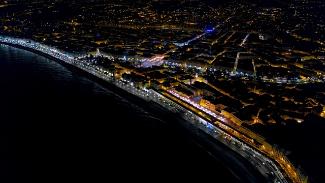 4K空中拍摄的夜晚尼斯法国步行街，地中海景色。夜市鸟瞰图。视频素材