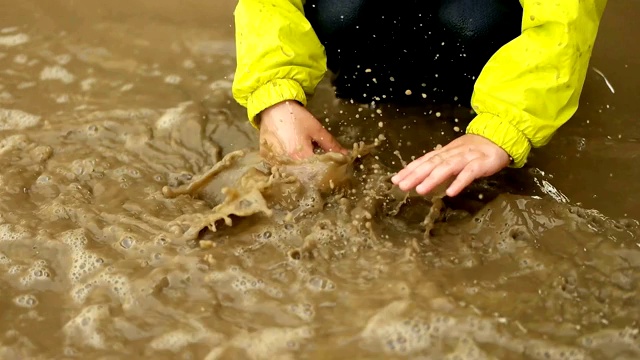 孩子们在雨坑里玩耍视频素材