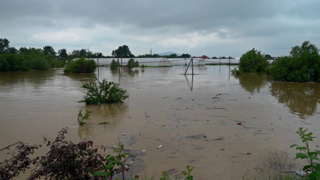 中西部地区的暴雨造成洪水泛滥，农民推迟了种植视频素材