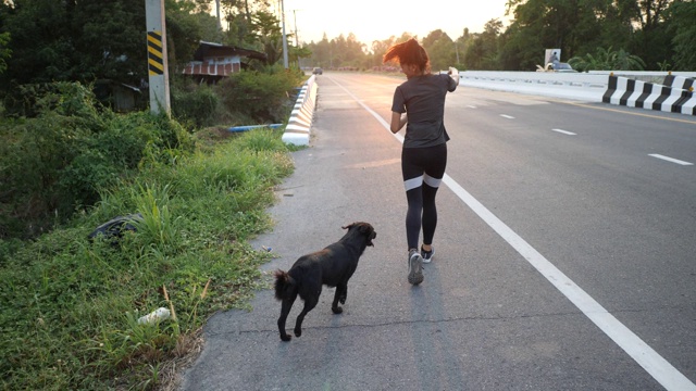 这名年轻女子在日落时分慢跑，慢镜头用4k拍摄视频素材