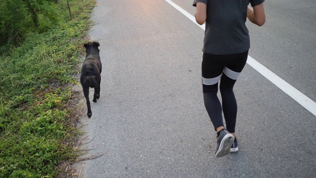 这名年轻女子在日落时分慢跑，慢镜头用4k拍摄视频素材