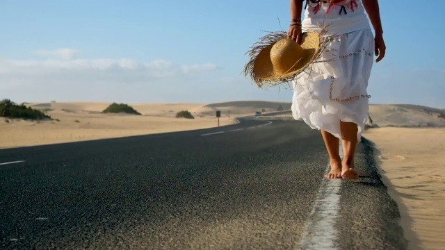 人们在假期夏季假期户外白种妇女走在道路与沙子和沙漠在一边-海滩和户外休闲活动美丽的游客与清楚的服装和手工制作的帽子-美丽的风景背景视频素材