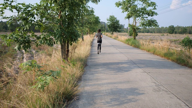 这名年轻女子在日落时分慢跑，慢镜头用4k拍摄视频素材