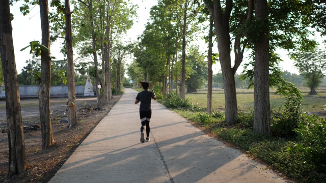 这名年轻女子在日落时分慢跑，慢镜头用4k拍摄视频素材