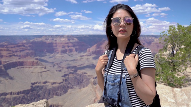 快乐女人登山旅行徒步者欣赏风景视频素材