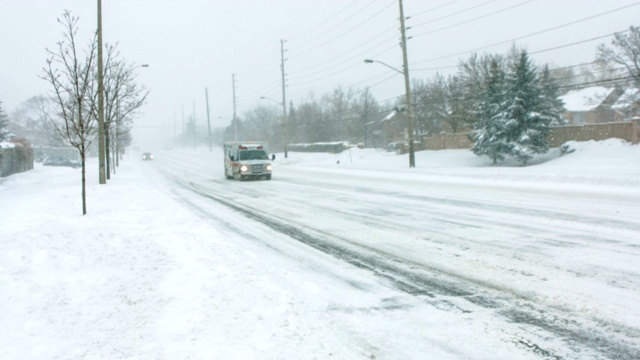 救护车在冰天雪地中行驶视频素材