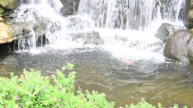 4K近距离的水流与白色透明的气泡和岩石。水背景和自然壁纸。视频素材