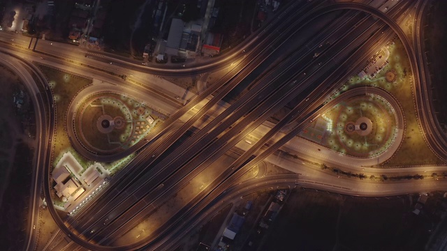 城市夜间鸟瞰立交，高速公路是城市的重要基础设施。视频素材