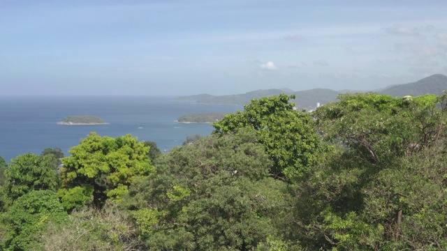 从空中俯瞰美丽的安达曼海和三个海湾，在泰国普吉岛的卡伦视点视频素材