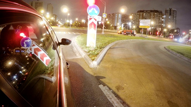 汽车在夜晚城市街道上的时间流逝。车身侧面视频素材