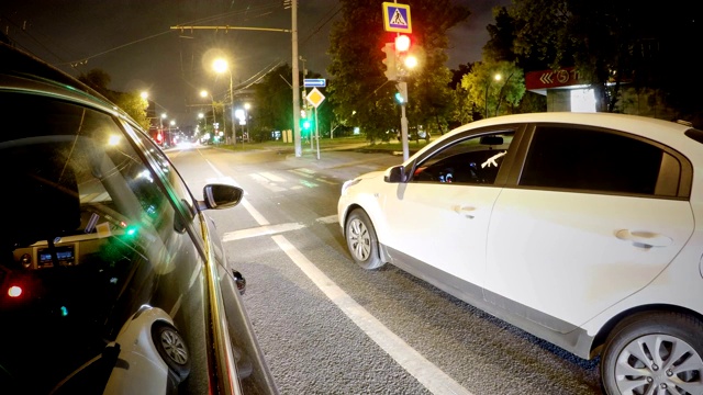 汽车在夜晚城市街道上的时间流逝。车身侧面视频素材