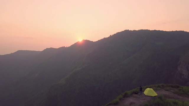 4k分辨率鸟瞰图的旅游摄影师露营和帐篷的悬崖和美丽的山，在Phu Tubberk泰国旅游冒险概念视频素材