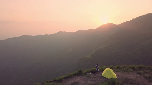 4k分辨率鸟瞰图的旅游摄影师露营和帐篷的悬崖和美丽的山，在Phu Tubberk泰国旅游冒险概念视频素材