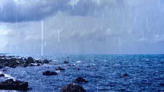 无缝环的海浪和大雨在岩石渔村的海滩视频素材