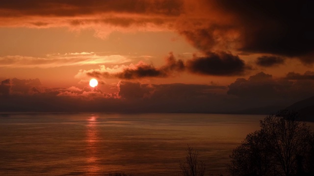 夕阳照在海面上。美丽的日落。天空中有大片的云。野生动物。从海岸的全景。视频素材