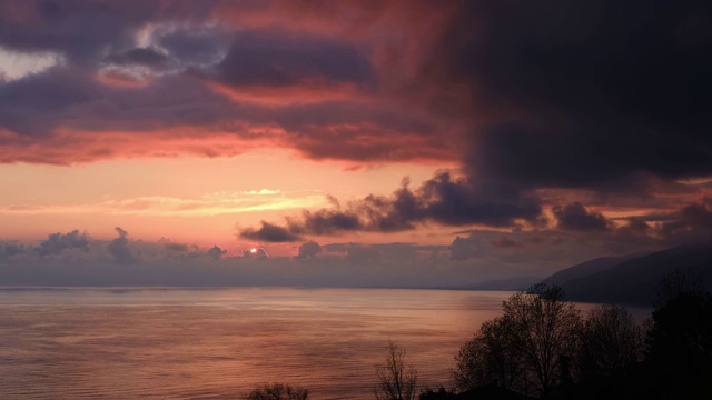 夕阳照在海面上。美丽的日落。天空中有大片的云。野生动物。从海岸的全景。视频素材