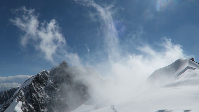 山上的雪在山上漂流。Belukha山区。阿尔泰、俄罗斯视频素材