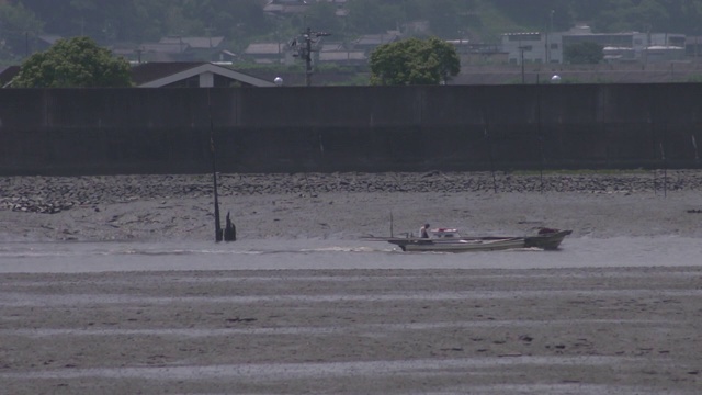 在日本佐贺的低潮滩上行驶的船视频素材